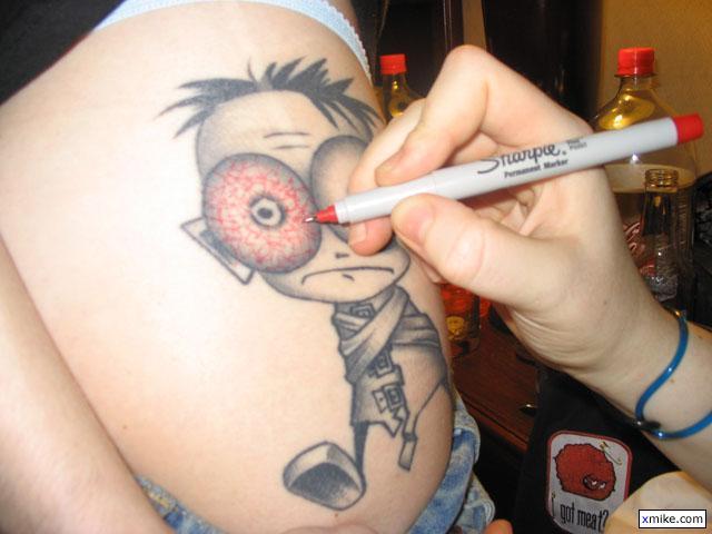 Uploaded by randomvandal: Sarah turning Jesy's tat into a stoner.